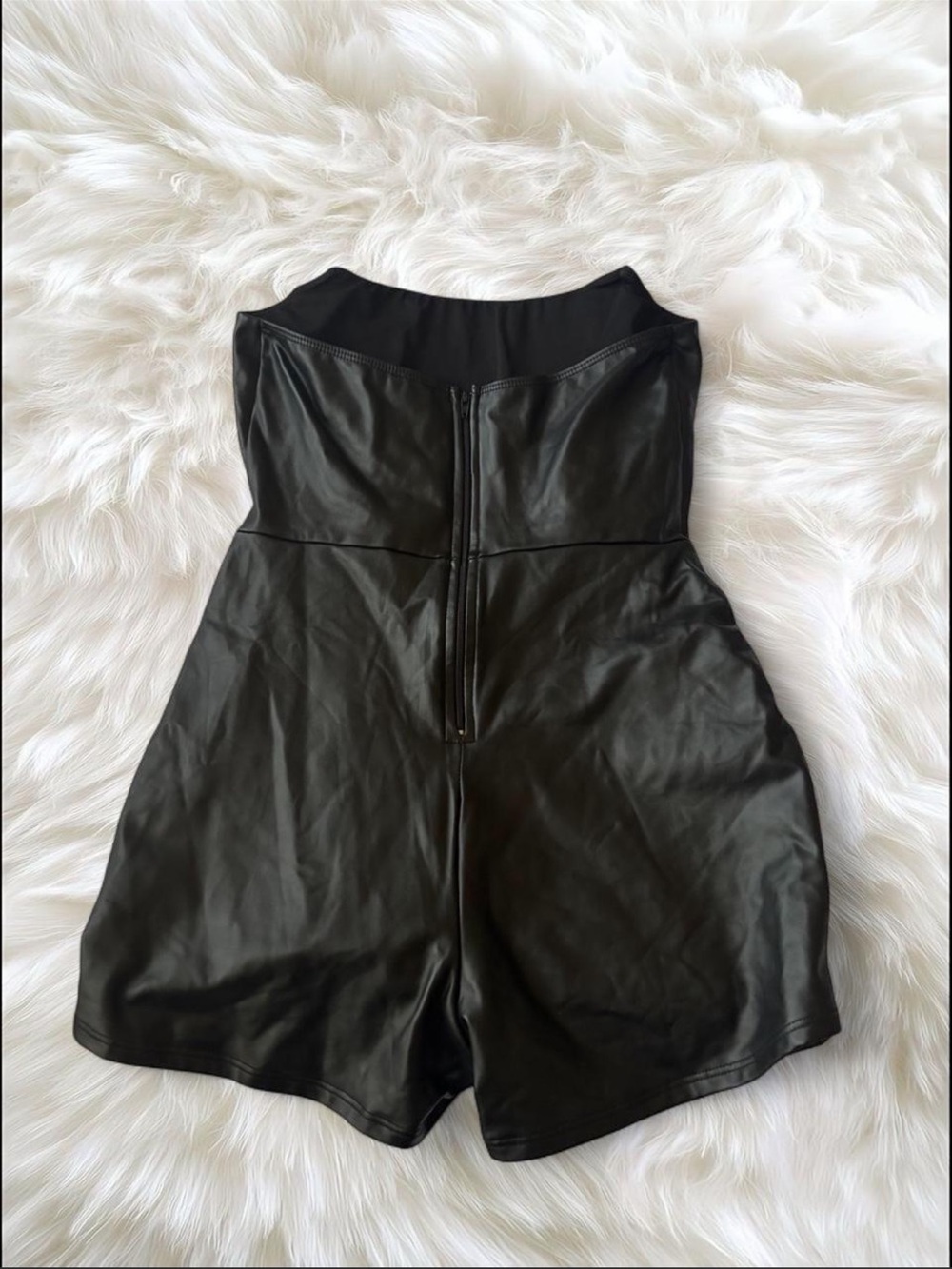 Sleek and edgy black faux leather romper from Windsor 🖤 - Picture 3 of 4